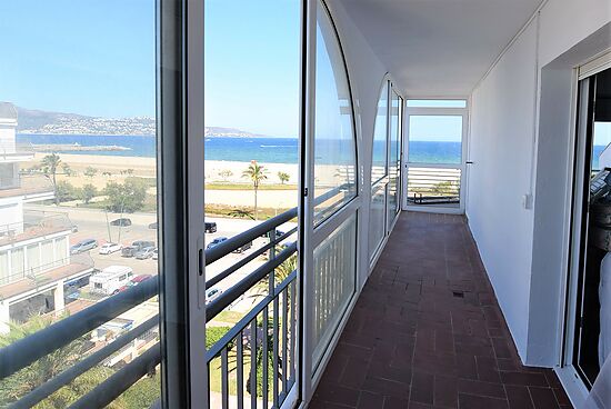 Apartament for 4 people, large terrace with canal and sea views in front line beach for rent in Empu