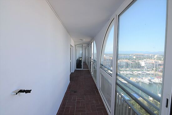 Apartament for 4 people, large terrace with canal and sea views in front line beach for rent in Empu