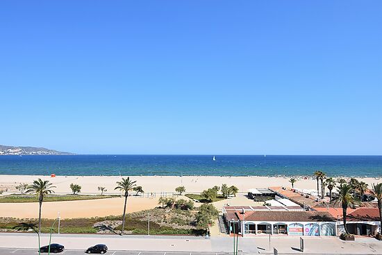 Apartament for 4 people, large terrace with canal and sea views in front line beach for rent in Empu