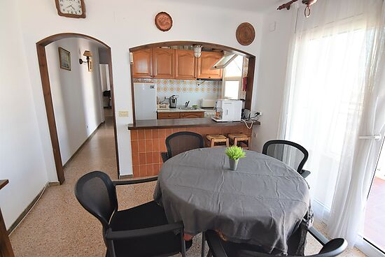 Apartament for 4 people, large terrace with canal and sea views in front line beach for rent in Empu