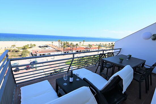 Apartament for 4 people, large terrace with canal and sea views in front line beach for rent in Empu