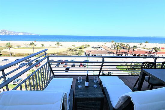 Apartament for 4 people, large terrace with canal and sea views in front line beach for rent in Empu