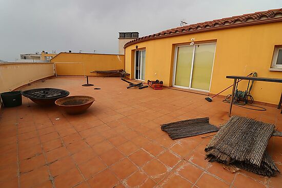 Penthouse with sea view, large terrace of 70m2 and private parking
