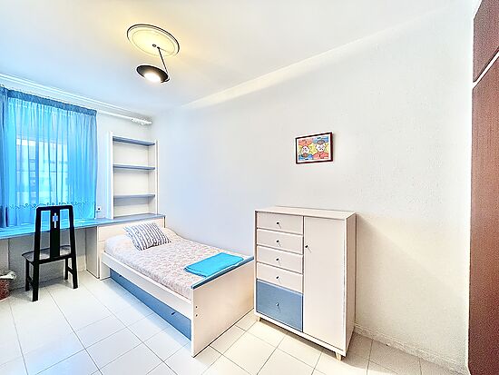 Three-bedroom apartment in the center of Rosas with optional parking