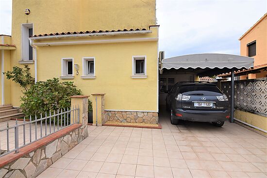 Centrally located villa with pool