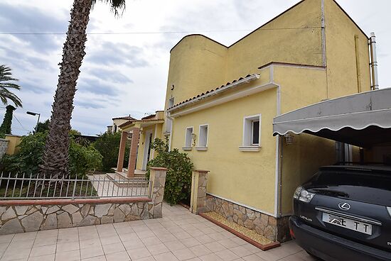 Centrally located villa with pool