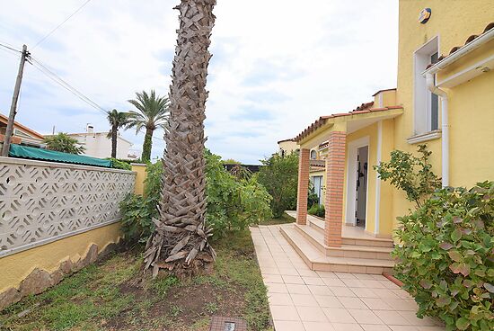 Centrally located villa with pool