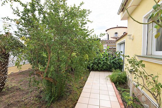 Centrally located villa with pool