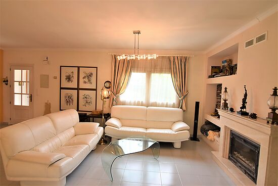 Centrally located villa with pool