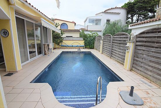 Centrally located villa with pool