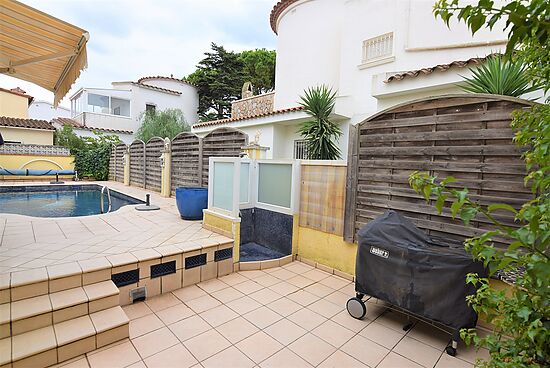 Villa avec piscine  située en centre ville