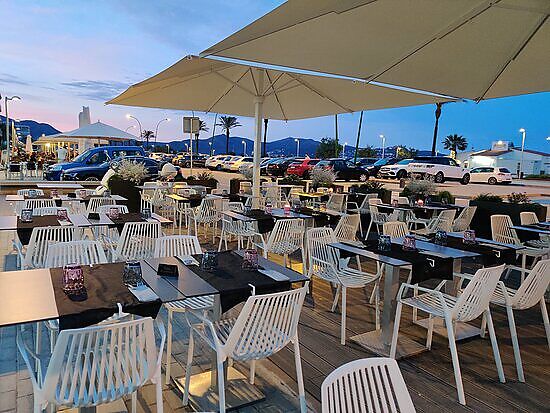 Transfer Bar-Restaurant in full capacity on the seafront EMPURIABRAVA