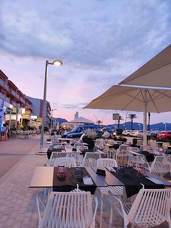 Transfer Bar-Restaurant in full capacity on the seafront EMPURIABRAVA