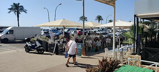 Transfer Bar-Restaurant in full capacity on the seafront EMPURIABRAVA