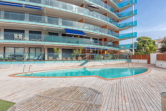 Lujoso apartamento con terraza, piscina + posibilidad de amarre
