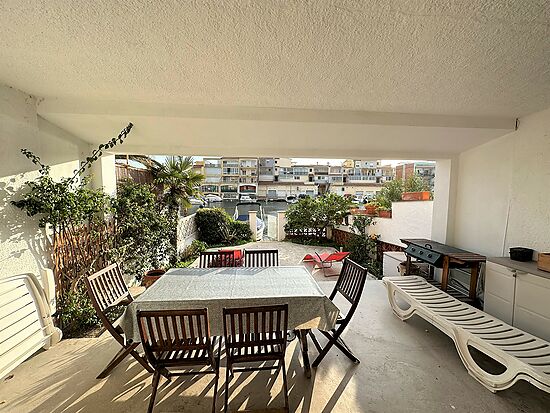 Appartement à louer avec vue sur le canal à Empuriabrava.