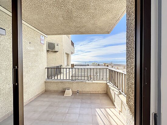 BEAUTIFUL RENOVATED FLAT WITH SEA VIEW ROSAS NEAR THE CENTRE