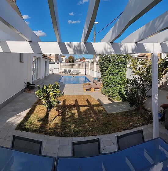 Casa con piscina privada en alquiler en Empuriabrava