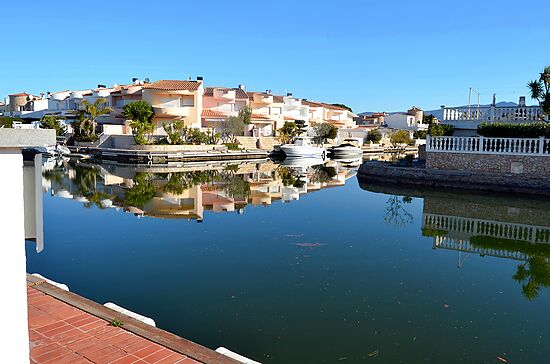 Hermosa casa de pescadores al canal principal