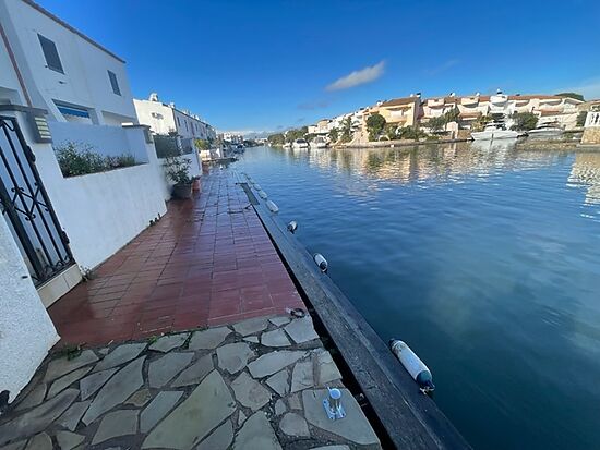 Hermosa casa de pescadores al canal principal