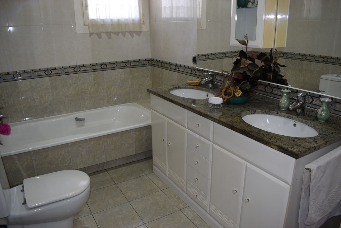 Castelló d'Empúries, casa en venta  de una sola planta, todo comfort con piscina climatizada