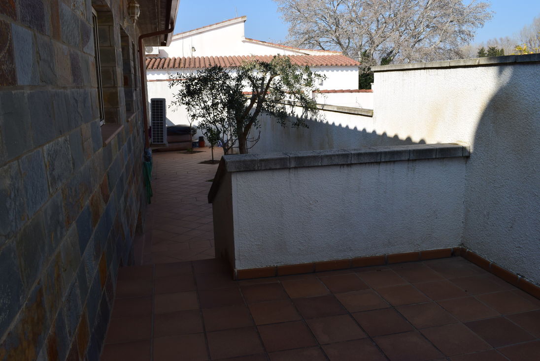 Castelló d'Empúries, casa en venta  de una sola planta, todo comfort con piscina climatizada