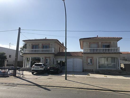 Empuriabrava, for sale, two houses in a same plot with 6 bedrooms and a private pool