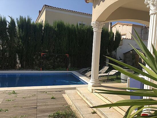 Empuriabrava, for sale, two houses in a same plot with 6 bedrooms and a private pool
