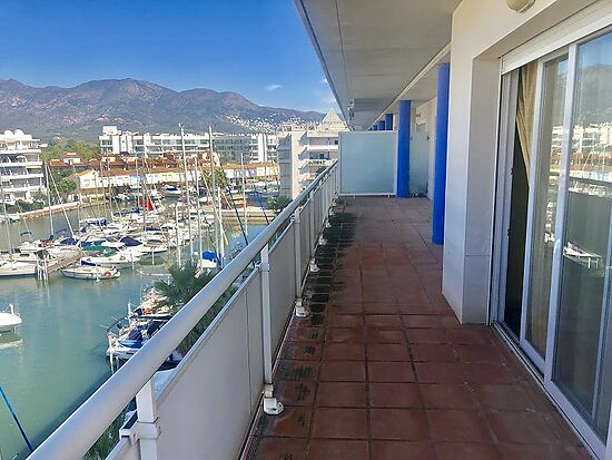 Roses, en venta, atico de 3 dormitorios,vistas a la marina y piscina comunitaria