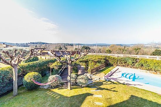 En location , maison rurale pour 12 personnes avec piscine et à 15 mnts des plages de San Pedreo et 