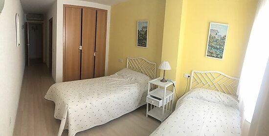 Roses, en venta, atico de 3 dormitorios,vistas a la marina y piscina comunitaria