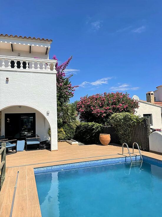 Empuriabrava, nice house on the canal with private pool, mooring  and wifi