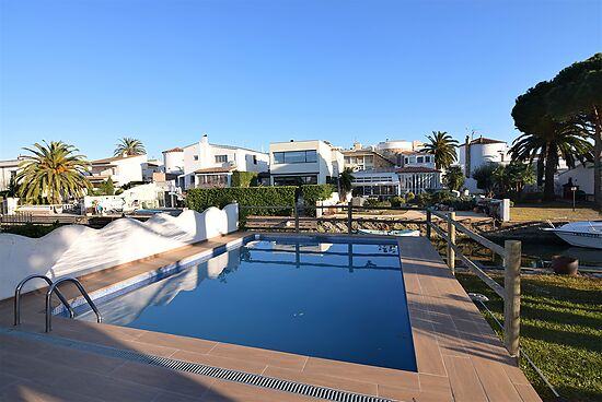 Nice house on the canal with private pool, mooring and wifi for rent in Empuriabrava.