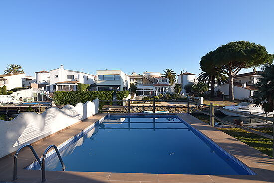 Empuriabrava, nice house on the canal with private pool, mooring  and wifi