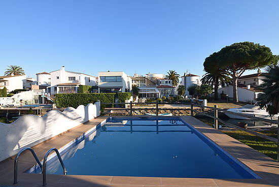 Nice house on the canal with private pool, mooring and wifi for rent in Empuriabrava.