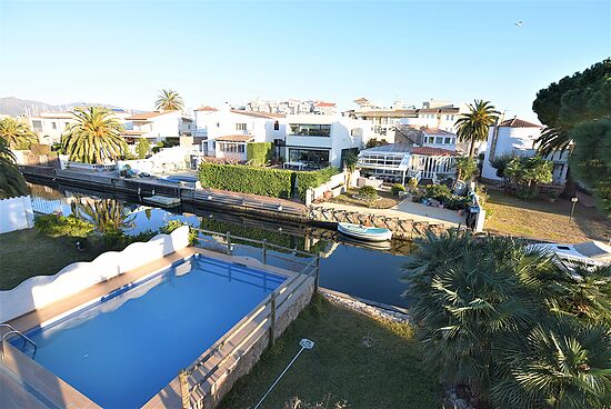 Bonita casa al canal con piscina privada, amarre y wifi en alquiler en Empuriabrava.