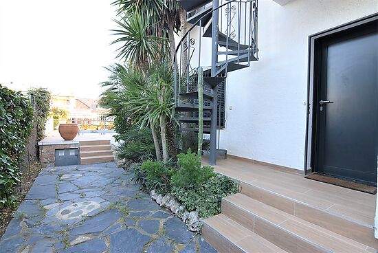 Nice house on the canal with private pool, mooring and wifi for rent in Empuriabrava.