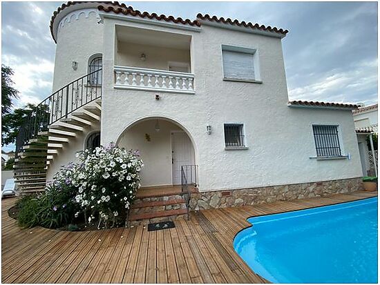 Empuriabrava, for sale, house divided in 2 apartments, totally  3 bedrooms, garage and private pool