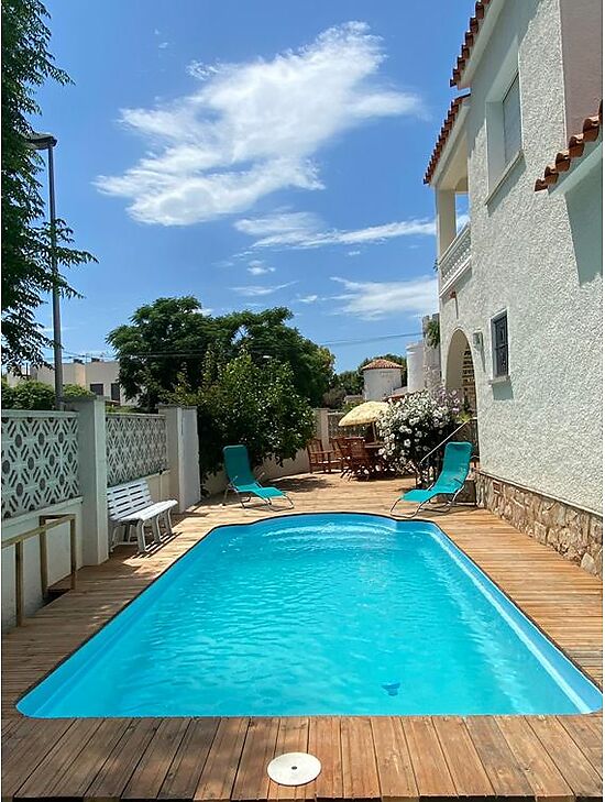 Empuriabrava, for sale, house divided in 2 apartments, totally  3 bedrooms, garage and private pool