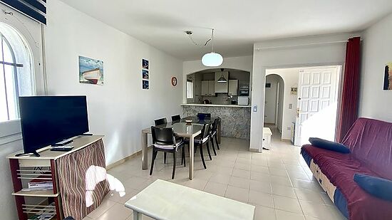 Empuriabrava,en vente , maison divisée en 2 appartements, 3 chambres au total , garage et piscine pr