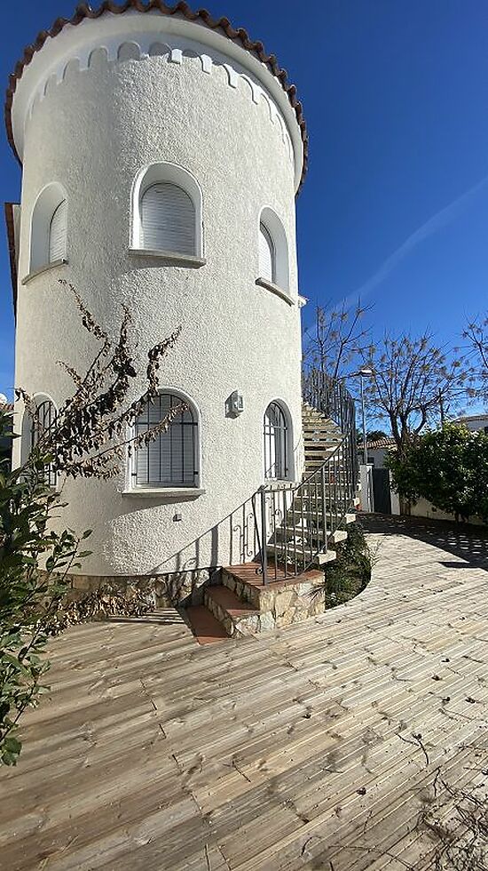 Empuriabrava,en vente , maison divisée en 2 appartements, 3 chambres au total , garage et piscine pr