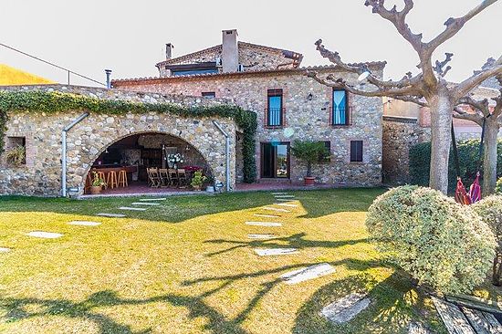 En location , maison rurale pour 12 personnes avec piscine et à 15 mnts des plages de San Pedreo et 