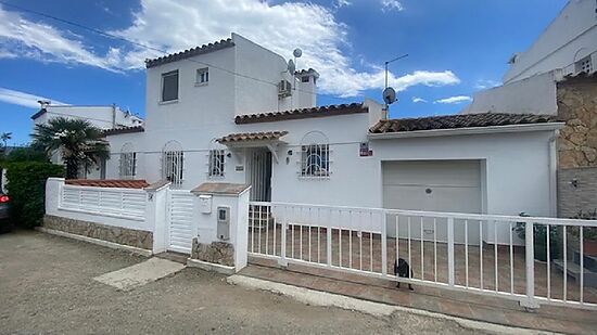 Empuriabrava, en venta, casa 2 dormitorios, jardin, garaje, jacuzzi