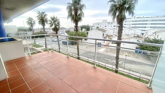 Roses, Sta Margarita ,,en venta apartamento 2 dormitorios, terraza,piscina y parking comunitarios