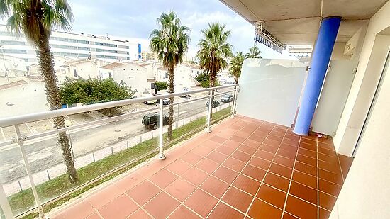 Roses, Sta Margarita ,,en venta apartamento 2 dormitorios, terraza,piscina y parking comunitarios