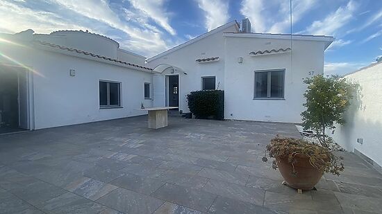 Empuriabrava, en venta ,casa al canal con 3 dormitorios, amarre y piscina