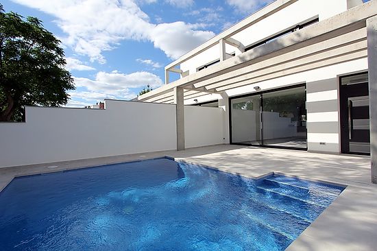 Empuriabrava, villa moderne en location, avec piscine privée, pour 6 personnes, parking et wifi
