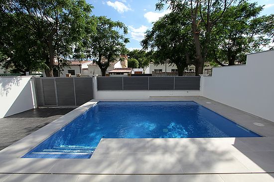 Empuriabrava, casa moderna en alquiler con piscina privada para 6 personas, parking y wifi