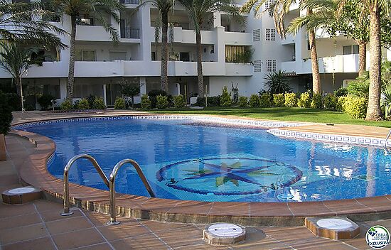 Bel appartement avec une belle terrasse vue piscine et jardins