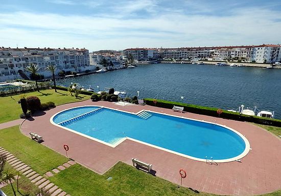 Empuriabrava, for rent, apartment with canal view for 4 persons, poll, garage and mooring optional